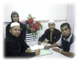 Mohamad Azlan dan kakitangan Ombak Murni Holdings